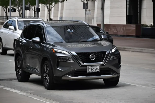 Defective Nissan SUV on the road highlighting Lemon Law claims for car buyers in Texas