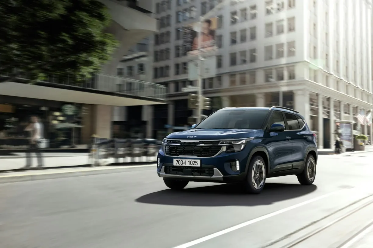 2023 Kia Seltos driving on city streets amid reports of ongoing 2023 Kia Seltos problems